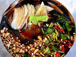 5、涝汁花螺,放入调味料涝汁、一品鲜酱油、蚝油、糖、辣味鲜、辣根