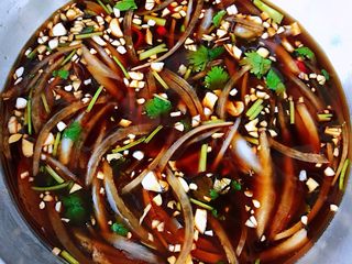 6、涝汁花螺,将调味料搅拌均匀如果觉得口味太浓可以稍加清水稀释一下也可以