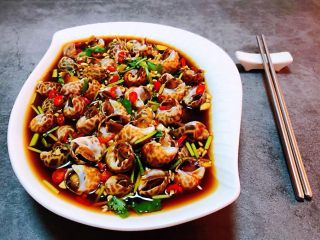 8、涝汁花螺,调好的调味汁倒入盘中即可食用要想味道更佳可以盖上保鲜膜放入冰箱冷藏入味一小时就更棒了