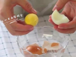 7、菠菜蛋黄十倍粥,粥煮了约30分钟，将鸡蛋拿出来剥壳，去白。