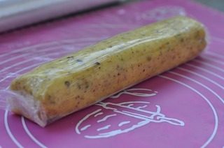 9、坚果酥饼,这时候的面手拿还是沾手，所以送冰箱冷冻到不沾手，在保鲜膜上整理成圆柱形状，放入冰箱冷冻2小时