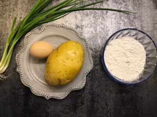1、土豆丝鸡蛋饼,准备好所有食材