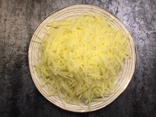 3、土豆丝鸡蛋饼,剥成很短的细丝