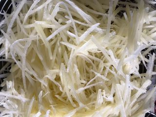 5、土豆丝鸡蛋饼,捞起沥干水分