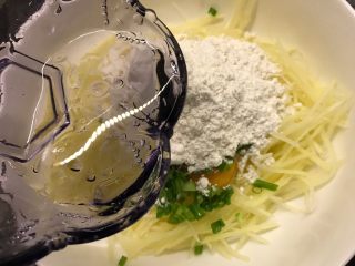 10、土豆丝鸡蛋饼,加入清水