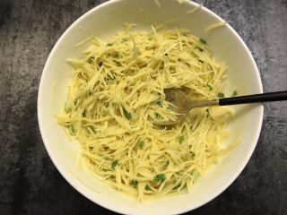 11、土豆丝鸡蛋饼,加入一勺盐搅拌均匀