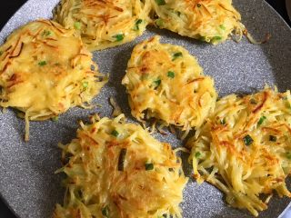 14、土豆丝鸡蛋饼,盖上锅盖，注意翻面，煎至两面金黄即可