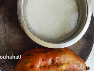 1、红薯丝粥,准备好材料：大米洗净用清水浸泡十五分钟，红薯（地瓜）洗净削掉外皮。