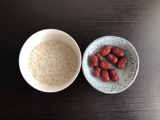 1、大米山药粥,准备食材