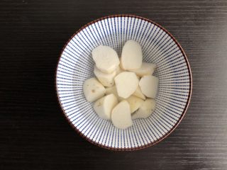 2、大米山药粥,山药去皮切块泡水备用