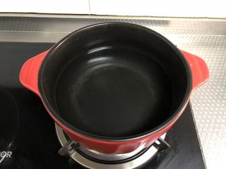 3、大米山药粥,锅中倒入稍多清水，大火烧开