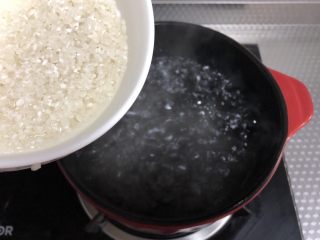 4、大米山药粥,大米淘洗干净后下锅