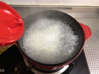 5、大米山药粥,锅中加入几滴油能是粥的口感更糯，中小火