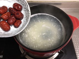 6、大米山药粥,红枣下锅，煮20分钟