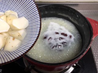 7、大米山药粥,加入山药，再煮15分钟