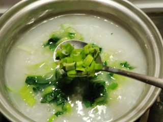 8、蔬菜虾仁粥,放入香葱