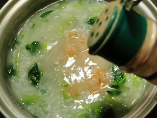 13、蔬菜虾仁粥,放入胡椒粉增香