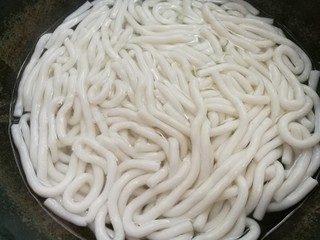 3、秒杀路边摊的炒土豆粉,锅中烧水，水开后土豆粉煮熟，捞出过凉水备用。