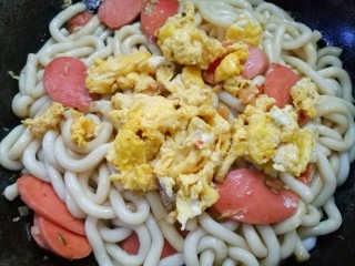 9、秒杀路边摊的炒土豆粉,加入鸡蛋。