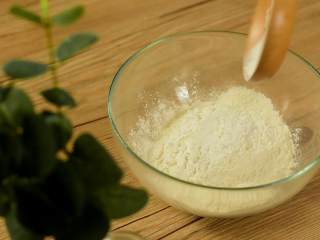 1、培根鸡蛋煎饼，吃完又是元气满满的一天,将面粉与淀粉混合，加1勺盐拌匀。