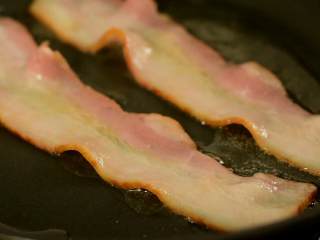 4、培根鸡蛋煎饼，吃完又是元气满满的一天,锅中加少许油，小火煎培根，煎至焦香盛出放凉。