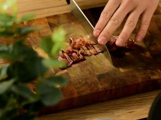 5、培根鸡蛋煎饼，吃完又是元气满满的一天,培根切碎。