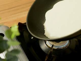 6、培根鸡蛋煎饼，吃完又是元气满满的一天,锅中刷一层油，倒入面糊摊平。