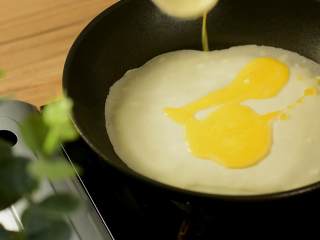 7、培根鸡蛋煎饼，吃完又是元气满满的一天,面糊半凝固时候加2勺蛋液抹匀。