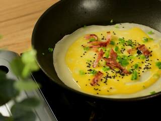 8、培根鸡蛋煎饼，吃完又是元气满满的一天,撒上葱花、培根碎、芝麻。