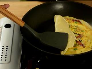 10、培根鸡蛋煎饼，吃完又是元气满满的一天,再翻面卷起出锅。