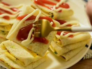 12、培根鸡蛋煎饼，吃完又是元气满满的一天,配上喜欢的酱开吃吧!