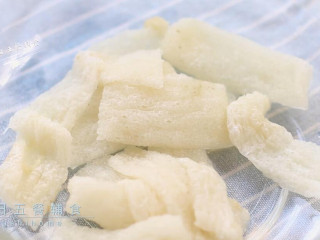 3、竹荪鸡汤 & 鸡高汤,再剪一下备用。最前端的头也剪掉一点。