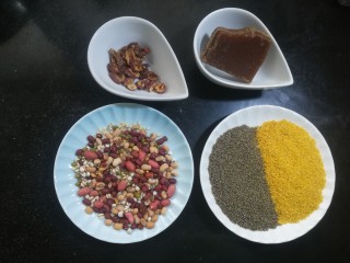 1、红糖小米杂粮粥,准备好各项食材,不爱吃甜的,可以不放红糖。