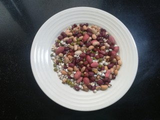 2、红糖小米杂粮粥,各种豆类和杂粮根据自己的喜好来调整。