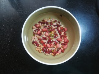 3、红糖小米杂粮粥,豆类比较难煮熟,提前浸泡一个小时最好,这样在煮的时候,会比较容易酥烂,吃起来口感好。