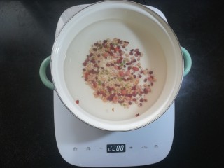 4、红糖小米杂粮粥,锅里放入适量的水,倒入杂粮豆类等。