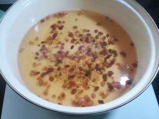 5、红糖小米杂粮粥,大火煮开,转小火焖煮10到20分钟。