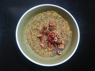 7、红糖小米杂粮粥,把红枣干和小米稍清洗一下。