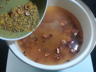 8、红糖小米杂粮粥,倒入锅中。