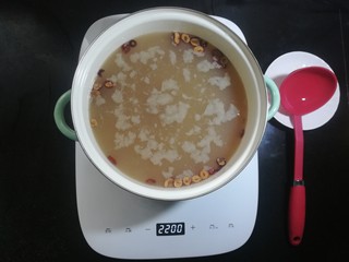 9、红糖小米杂粮粥,大火煮开,最好看着一点,防止溢出锅。