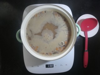 11、红糖小米杂粮粥,有定时功能的可以定半个小时,这样在做其他事情的时候,不容易遗忘了,防止烧干。