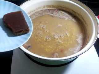 12、红糖小米杂粮粥,在米粥开始粘稠,快要好的时候放入红糖,小火再熬煮3到5分钟。