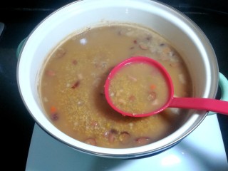 13、红糖小米杂粮粥,等红糖融化以后,就可以关火食用了。