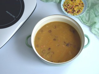 14、红糖小米杂粮粥,一锅香甜润滑的小米杂粮粥就煮好了,适合各类人群使用,血糖高的不加糖即可。尤其是夏天天热食欲不好的时候,煮上一锅,全家享用。