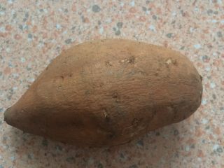 1、红薯酥,准备一个黄壤红薯。