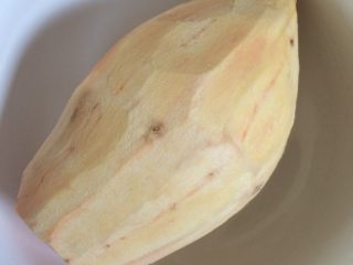 2、红薯酥,红薯削掉外皮。