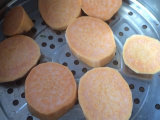 3、红薯酥,红薯切薄片，放入蒸锅蒸熟。