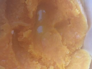 4、红薯酥,蒸熟的红薯用勺子碾压成泥。