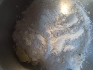 5、红薯酥,加入面粉、糖、玉米油.