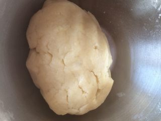 6、红薯酥,揉成面团。